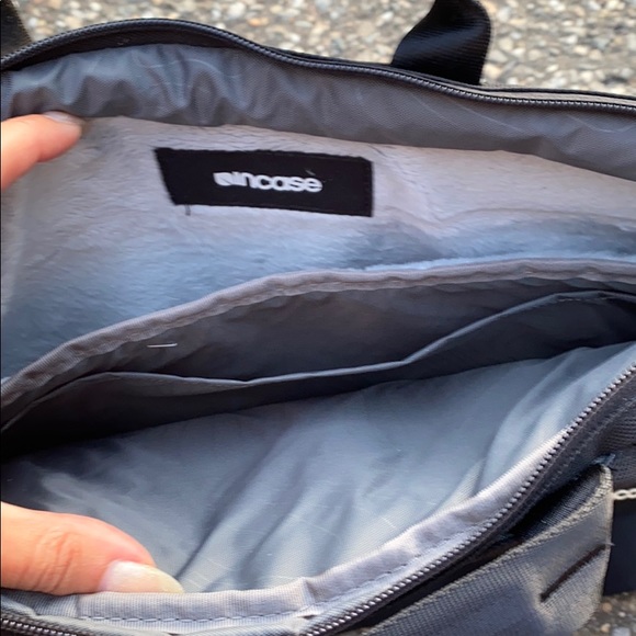 Incase // Fleece Lined Laptop Case with strap - Picture 5 of 10